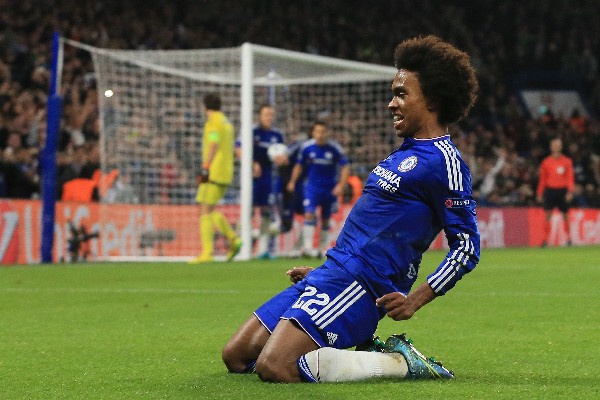 Willian festeja con todo el gol del triunfo para el Chelsea. (Foto Prensa Libre: AP)