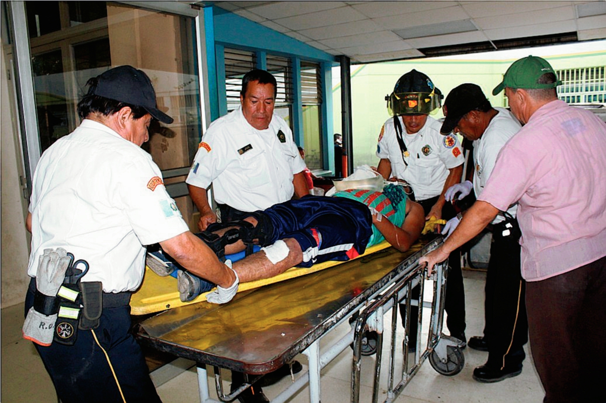 Bomberos Voluntarios  ingresan en el Hospital Regional de Escuintla una de las personas heridas en accidente ocurrido en el kilómetro 83 de la ruta a Puerto Quetzal. (Foto Prensa Libre: Melvin Sandoval)