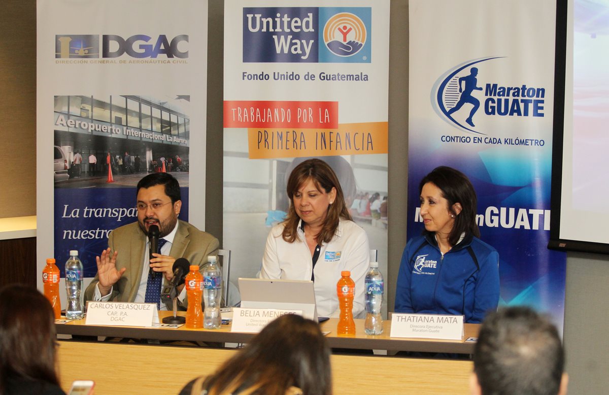 Organizadores brindan detalles de la carrera en la pista del aeropuerto La Aurora. (Foto Prensa Libre: Eduardo González)