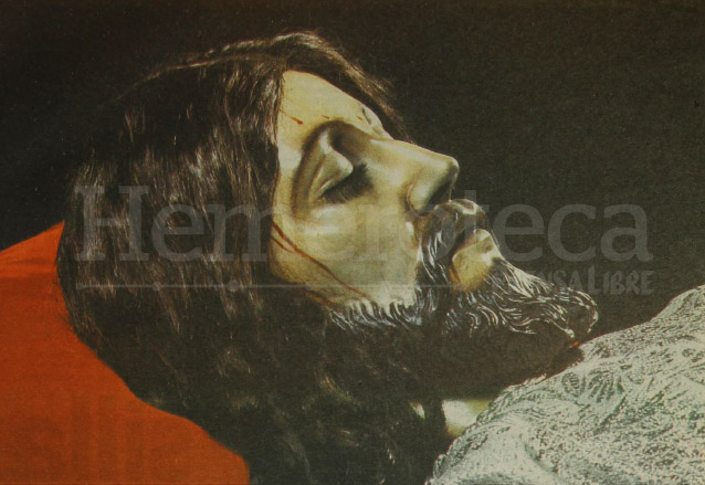 Fotografía del Santo Cristo Yacente del Calvario publicada en Revista Domingo en noviembre de 1989. Se aprecia su tez clara. (Foto: Hemeroteca PL)