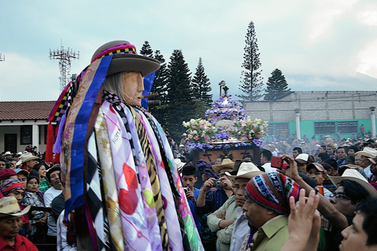 Imagen de  Maximón acompaña la procesión de Jesús Nazareno en Santiago Atitlán, Sololá. (Foto Prensa Libre: Ángel Julajuj)