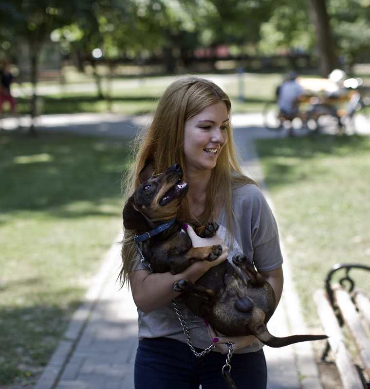 Biljana Ilic, la dueña de Leo, el perro que salvó la vida de una niña de 10 años y por ello murió. (Foto Prensa Libre: AP).