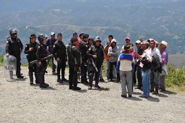 policías, en el área de conflicto.