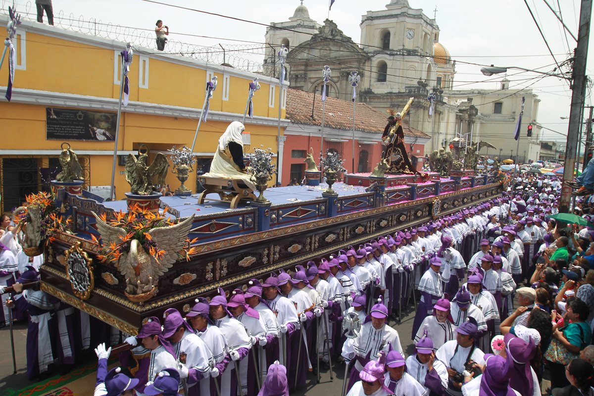 En Guatemala se realiza la procesión de Cristo Rey con gran connotación eucarística ya que los cucuruchos visten el morado penitente y el blanco de la eucaristía. (Foto: Hemeroteca PL)