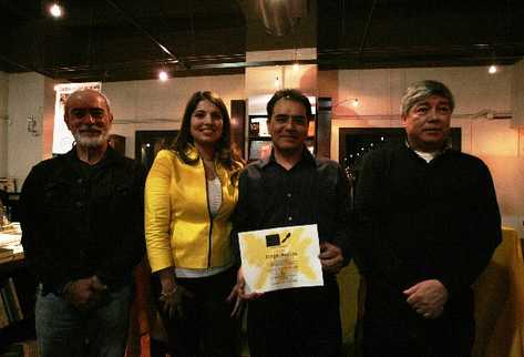 Ávalos recibe  reconocimiento.