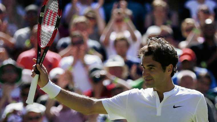 Federer sigue con paso firme en Wimbledon. (Foto Prensa Libre: AP)
