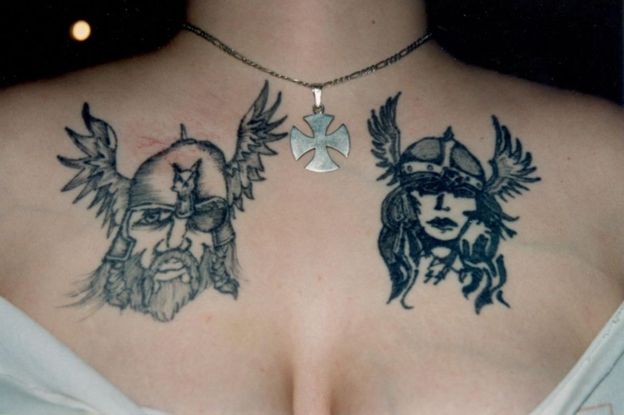 Los tatuajes de Angela, como los de otros supremacistas blancos, estaban inspirados en la mitología nórdica. ANGELA KING