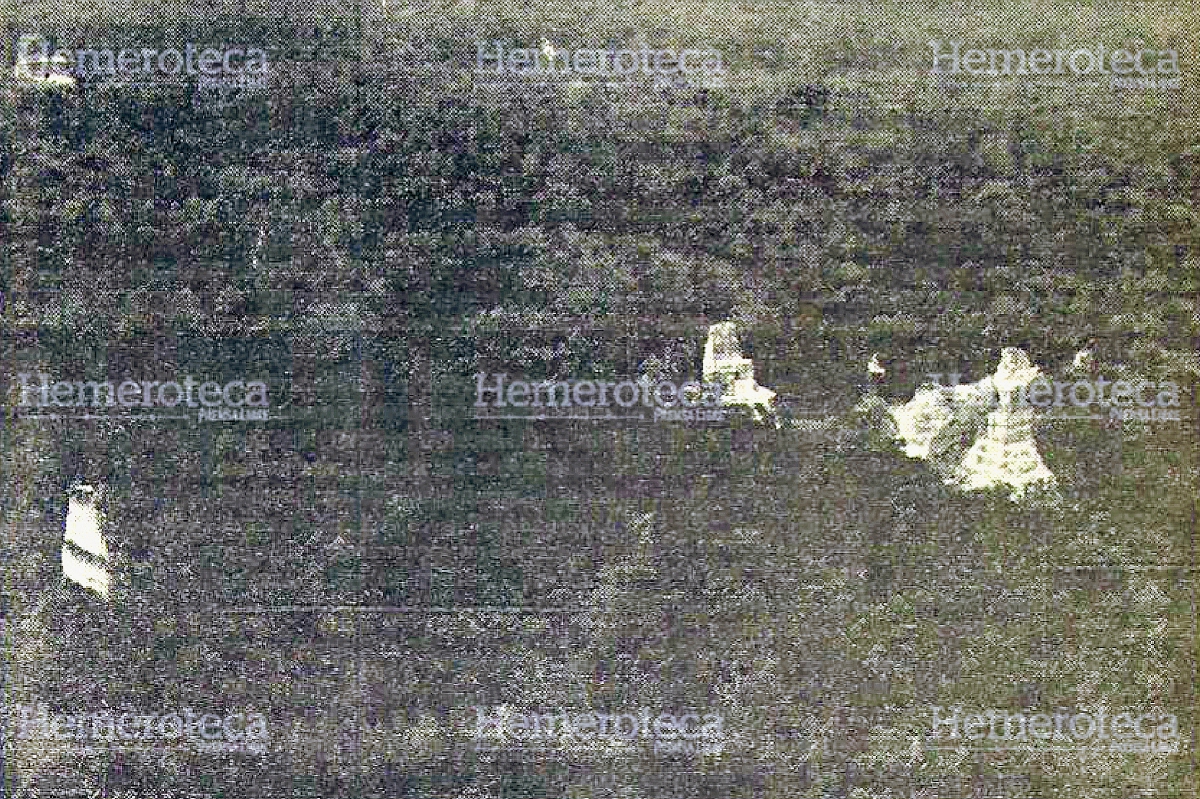 Fotografía aérea del Parque Nacional Tikal, luego de ser descombrados y restaurados los templos I y II en 1964. Foto Hemeroteca PL