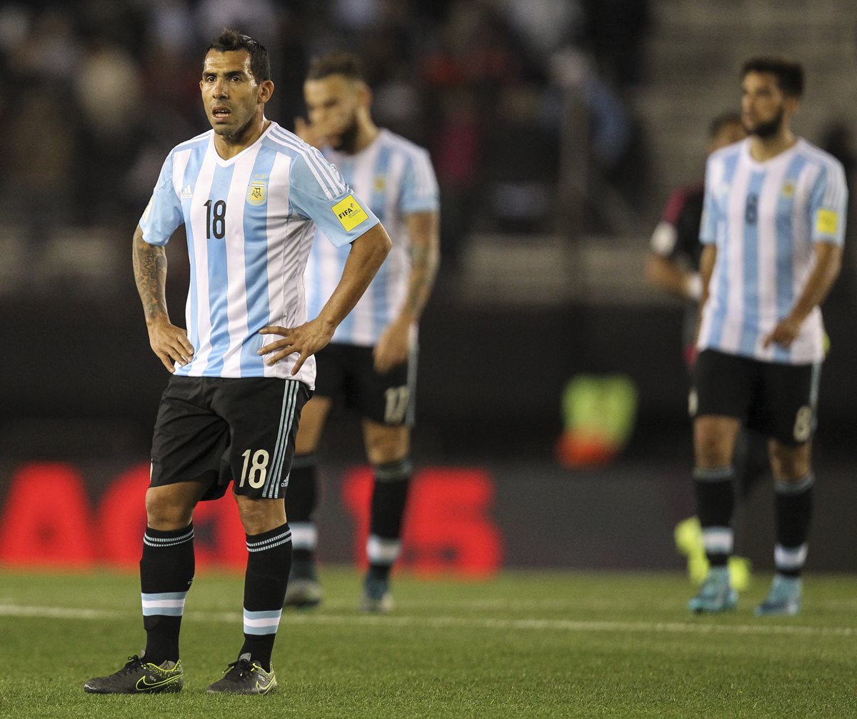 Carlos Tévez lamenta la derrota de Argentina frente a Ecuador el pasado jueves. (Foto Prensa Libre: AFP)