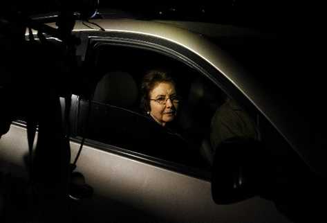 Beatriz de León sale en un automóvil del centro de detención Santa Teresa, zona 18.