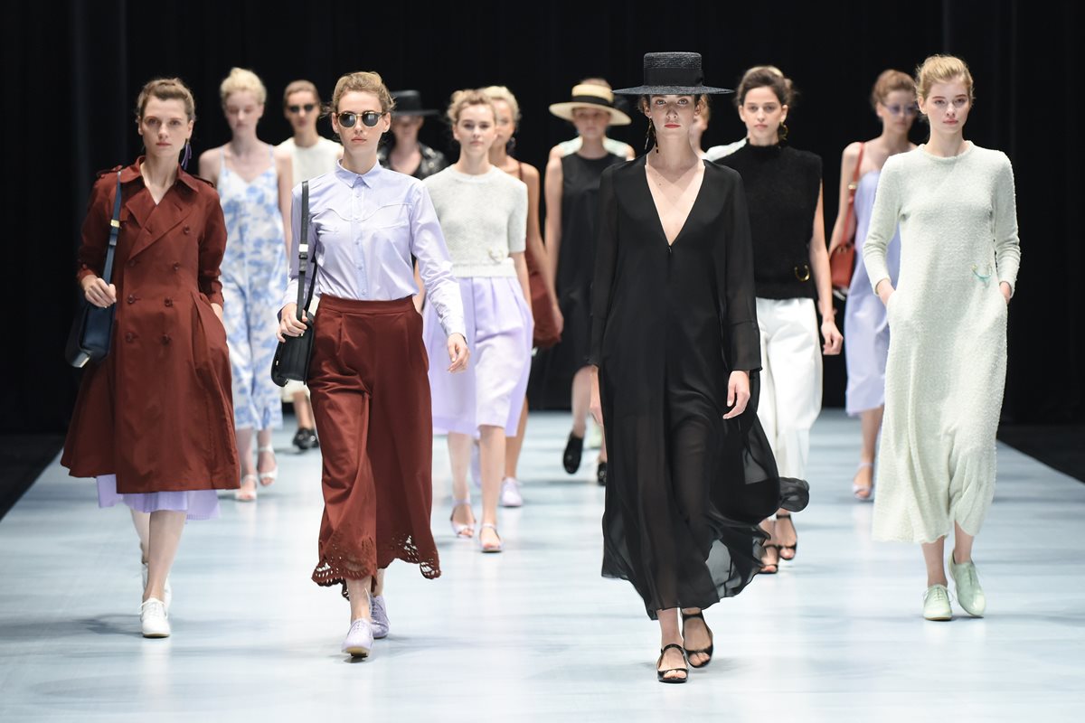 Modelos lucen atuendos de la colección Beautiful People, del modisto asiático Hidenori Kumakiri, quien demostró que los vestidos largos son los favoritos de las mujeres. (Foto Prensa Libre, AFP)