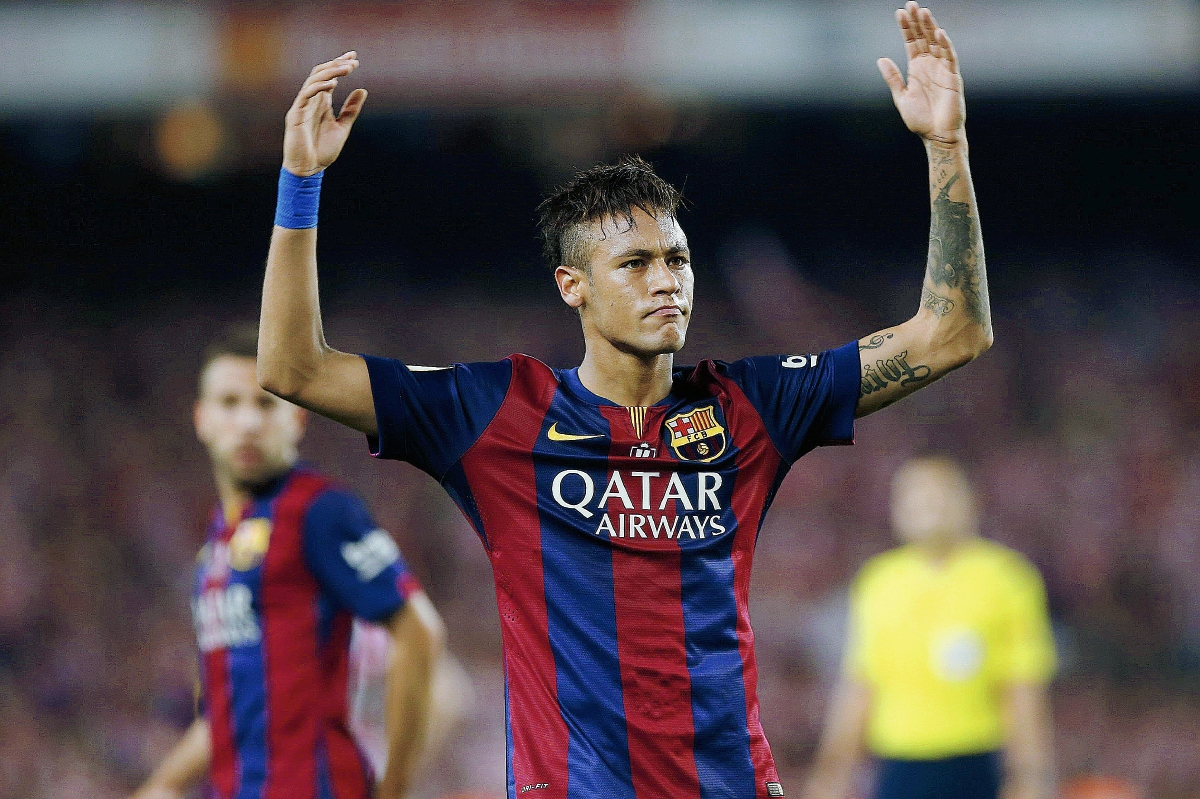 El fichaje del delantero brasileño, Neymar con el FC continúa dando polémica. (Foto Prensa Libre: EFE)