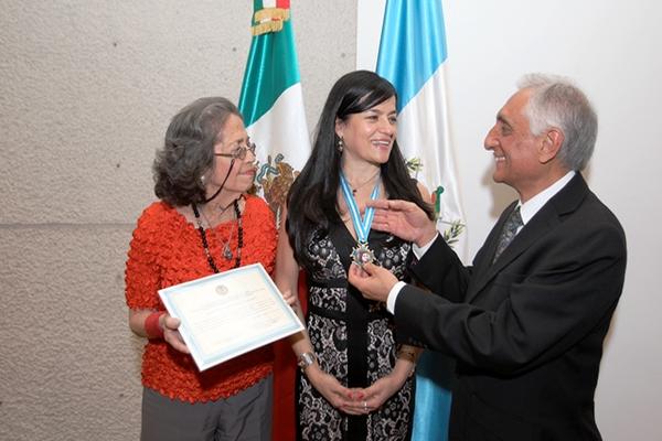 Carolina Escobar Sartí recibe la  medalla de la Orden Vicenta Laparra de la Cerda, de manos de Luis Maldonado de la Cerda. (Foto Prensa Libre: Edwin Castro)