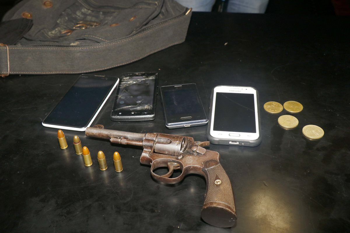 A los detenidos en Retalhuleu se les incautó un revólver con municiones útiles y cuatro celulares. (Foto Prensa Libre: Rolando Miranda)