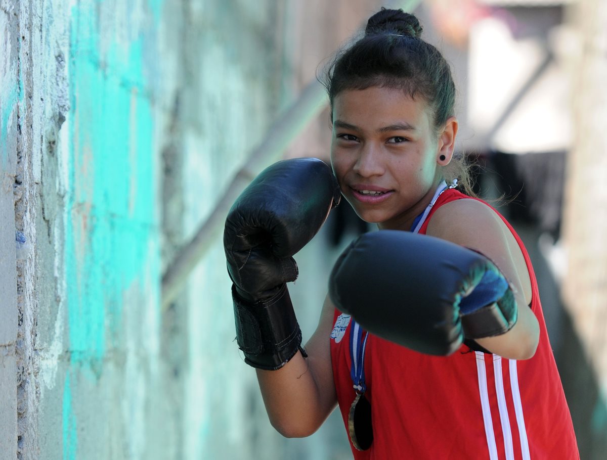 Évelyn López ha inspirado a su comunidad y ha desafiado los esquemas, con practicar el boxeo, un deporte poco común entre las mujeres. (Foto Prensa Libre: Jeniffer Gómez)