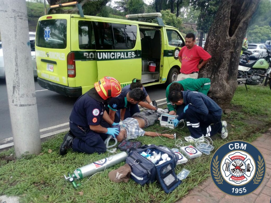 Peatón falleció por paro cardiáco en bulevar Liberación, zona 9. (Foto Prensa Libre: CBM)