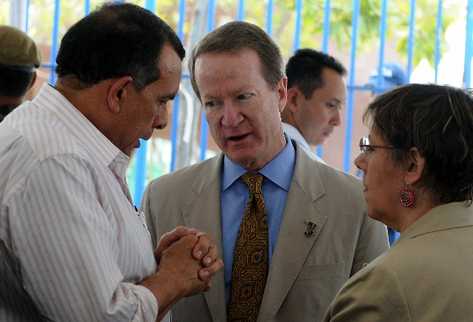 William Brownfield, secretario adjunto de Estado antidrogas  de Estados Unidos, dialoga con el presidente hondureño, Porfirio Lobo, en su visita, ayer.