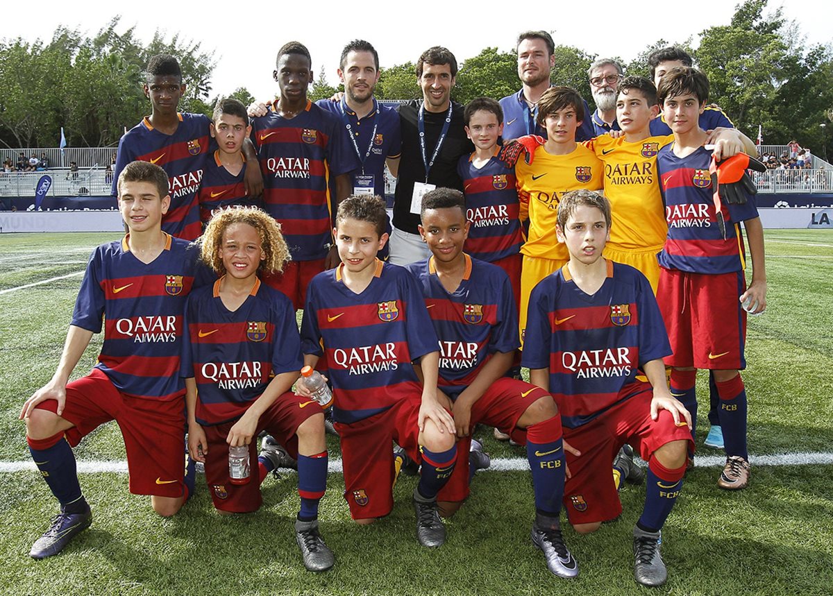 Raúl González se fotografió con los niños del FC Barcelona en un gesto emotivo que une al fútbol en el torneo LaLiga Promises. (Foto Prensa Libre: EFE).