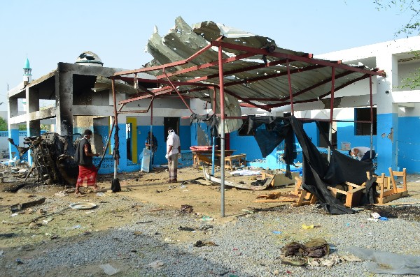 Un bombardeo aéreo causó daños a un hospital de Médicos Sin Fronteras en Hajjah, Yemen. (Foto Prensa Libre: AFP)