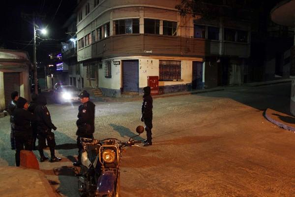 Agentes vigilan una  calle del centro  de Xelajú.
