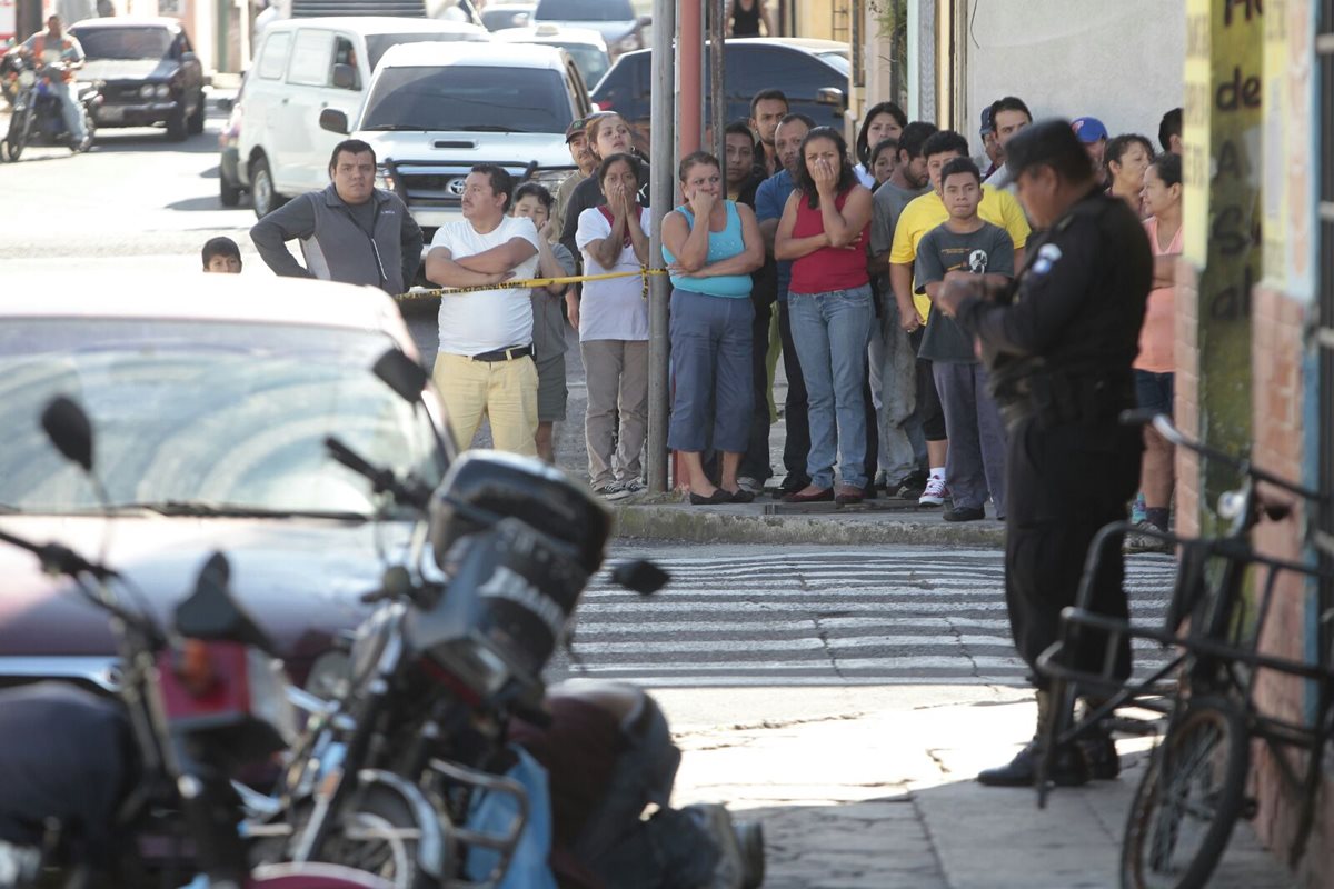 Erick Eduardo Higueros Solares, proppietario de un taller electromecánico, murió baleado en la 31 avenida y 27 calle de la colonia Santa Ana, zona 5 (Foto Prensa Libre: Erick Avila). 