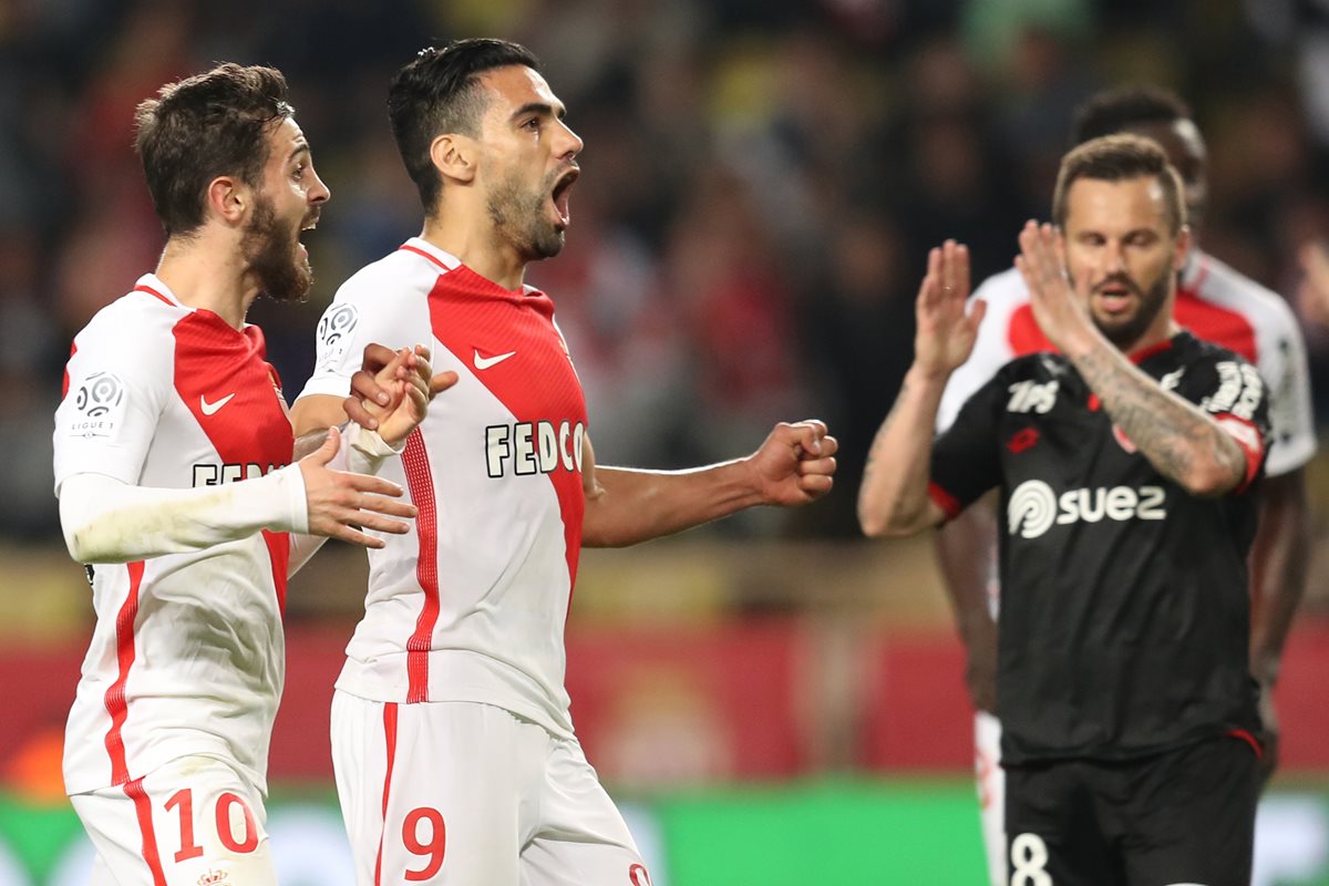 El colombiano Radamel Falcao celebra después de anotar el gol de la victoria del Mónaco frente al Dijon. (Foto Prensa Libre: AFP).
