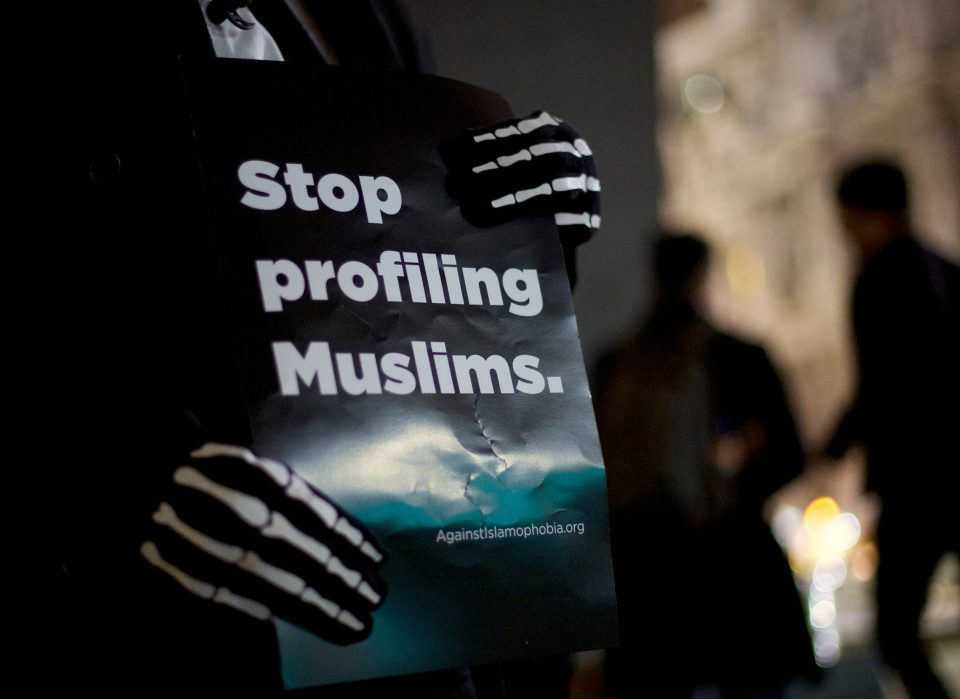 Manifestantes rechazan el sistema de registro por tener cierta raza o religión. (Foto Prensa Libre: AFP)