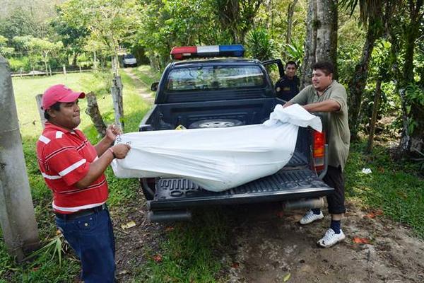 Dos personas trasladan el cadaver descompuesto de una mujer en el municipio de Pueblo Nuevo Viñas (Foto Prensa Libre: Oswaldo Cardona)<br _mce_bogus="1"/>