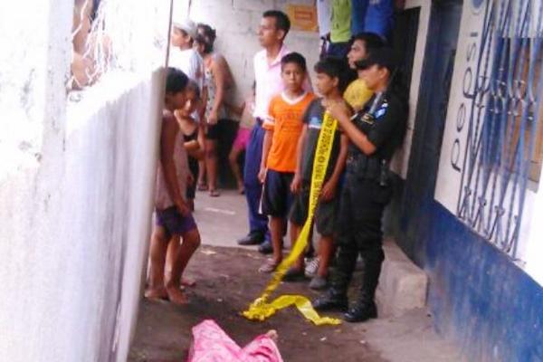 Asalto a tienda dejó una mujer muerta en 12 calle de Barrio Peñate en Puerto San José, Escuintla. (Foto Prensa Libre: Enrique Paredes)