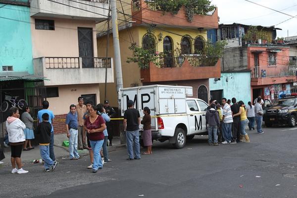 El Ministerio Público en la escena del crímen recolecta evidencia que ayude con la investigación del crímen (Foto Prensa Libre: Erick Ávila) <br _mce_bogus="1"/>