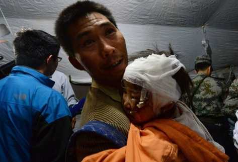 Un padre sostiene a su hijo, herido por un terremoto en China. (Foto Prensa Libre: AFP)