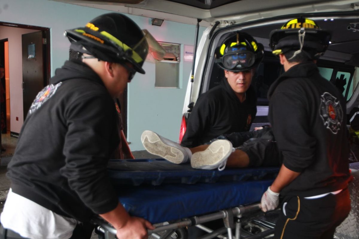 Un hombre murió al ingresar al Hospital General luego de ser víctima de un ataque armado en la zona 18. (Foto Prensa Libre: Érick Ávila)