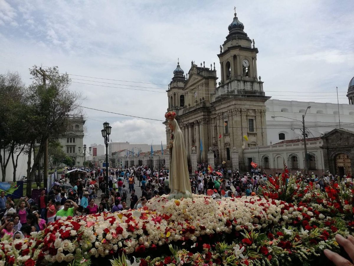 Procesión de Virgen de Fátima a su paso por la Catedral Metropolitana.(Foto Prensa Libre: Óscar Rivas)