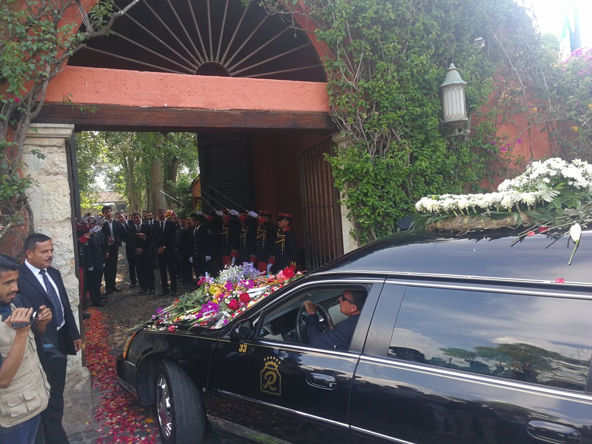 Carroza fúnebre de Álvaro Arzú Irigoyen ingresa a la finca en donde será sepultado en privado. Se ubica en la aldea San Pedro El Panorama, Sacatepéquez. (Foto Prensa Libre: Geovanni Contreras)