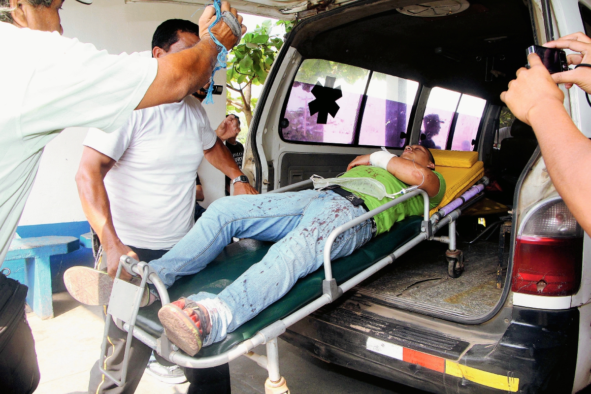 Los heridos  son ingresados en  la emergencia del Hospital Regional de Retalhuleu por Bomberos Voluntarios de Champerico. (Foto Prensa Libre: Rolando Miranda)
