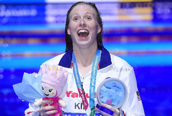 Lilly King, de Estados Unidos, muestra la medalla de oro en el Mundial.