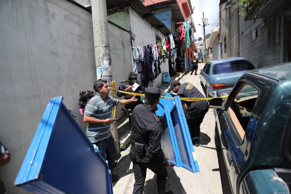 Fiscales del Ministerio Público efectúan las pericias respectivas en el lugar donde una mujer fue ultimada, en la zona 21. (Foto Prensa Libre: Érick Ávila)