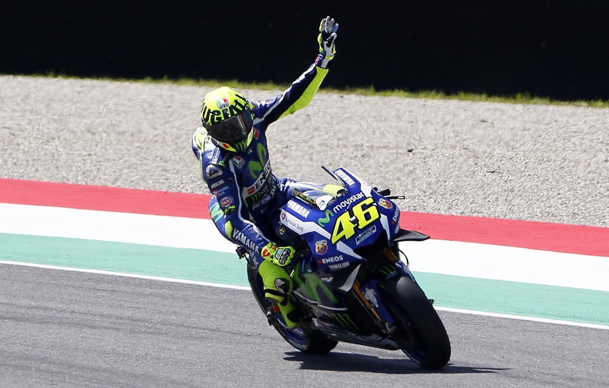 Valentino Rossi saluda a sus seguidores durante la etapa de clasificación del MotoGP. (Foto Prensa Libre: AP)