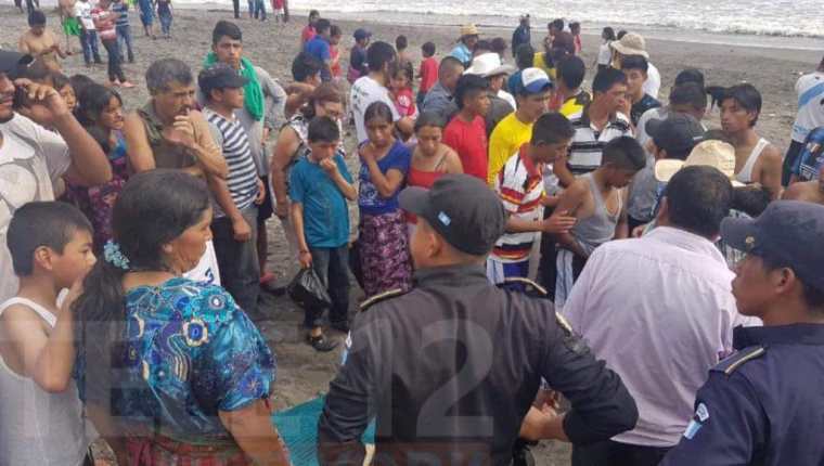 Curiosos observan el cadáver de la persona que murió ahogada en Ocós, San Marcos. (Foto Prensa Libre: Cortesía).