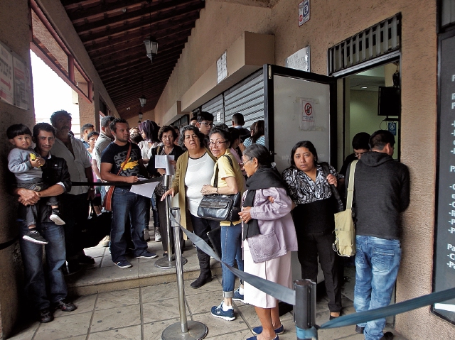 Guatemaltecos hacen cola hasta por tres horas para tramitar pasaporte.