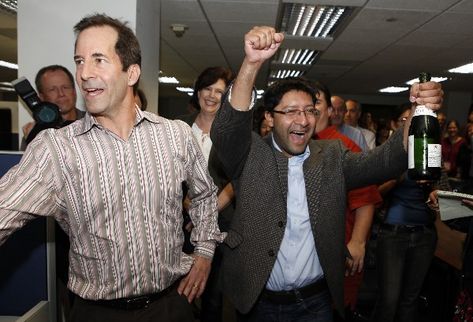 El guatemalteco Rubén Vives celebra, junto a sus compañeros, en la redacción del diario Los Angeles Times, la obtención del premio Pulitzer.