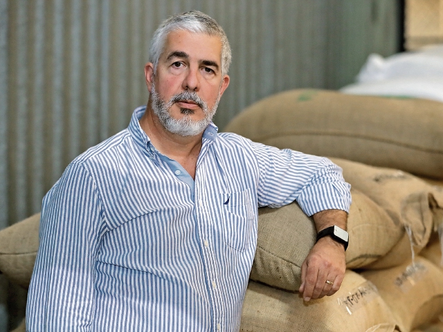 La tostaduría de Café León creció con la idea de que los guatemaltecos pudieran degustar cafés de alta calidad y que no se fuera el producto al extranjero, con lo que se abrió mercado en ese nicho, refiere el director de la empresa, Arturo Rodríguez.