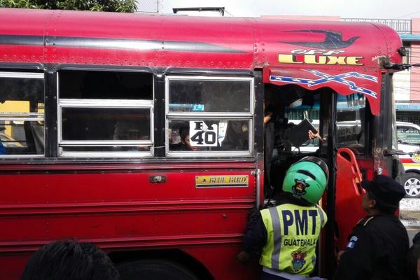 El ataque armado ocurrió en la 16 avenida y 1 calle zona 11, colonia Carabanchel, el piloto murió. (Foto Prensa Libre: E. Ávila)