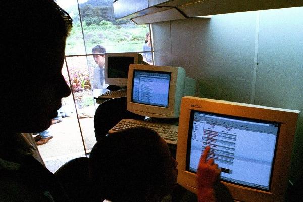  El abuso de estar conectado en la red muestra comportamientos que afectan la salud personal. Archivo