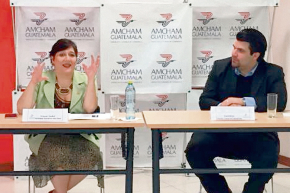 Waleska Sterkel, de AmCham, y David Rivera, de la firma Feher. (Foto Prensa Libre: cortesía AmCham)