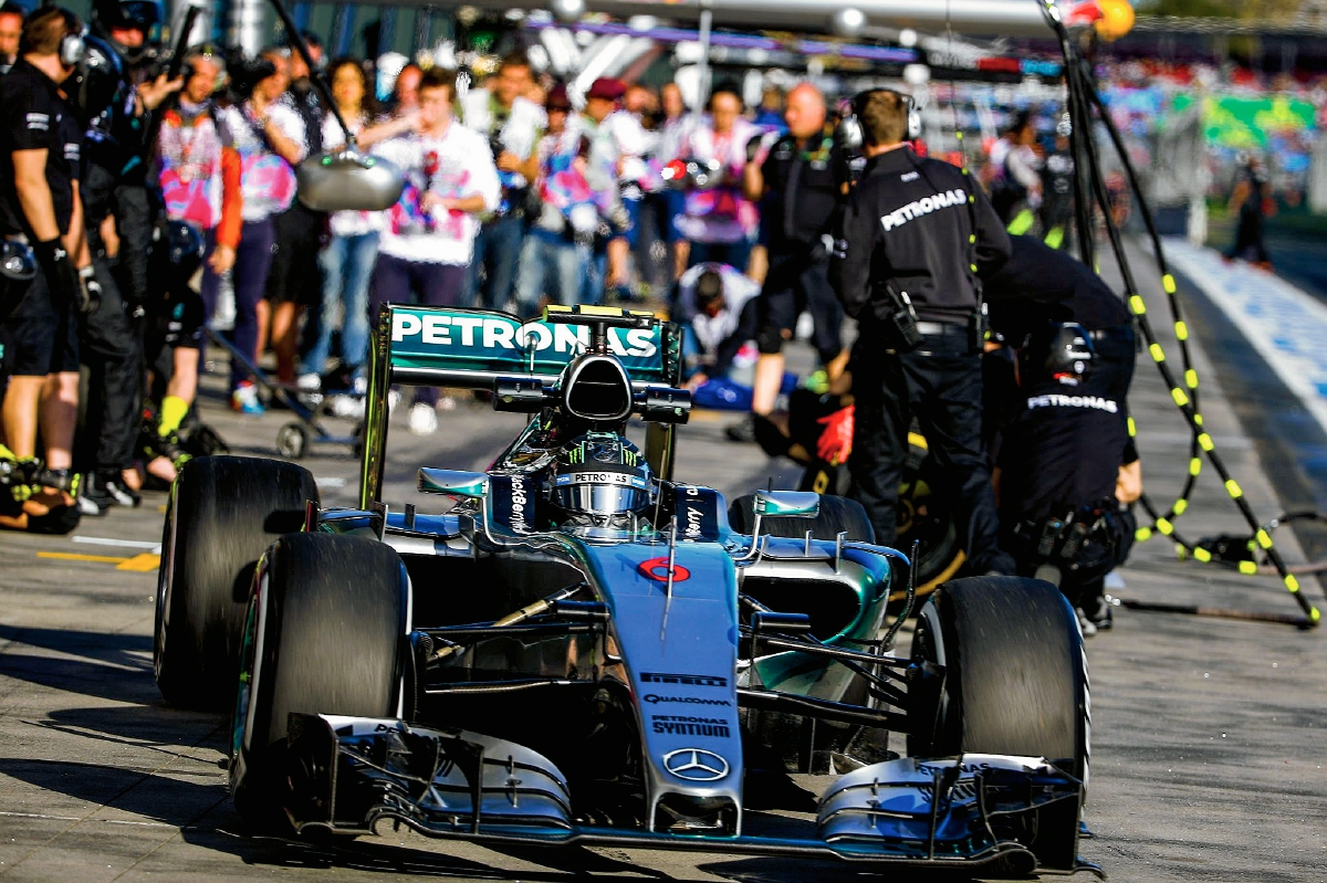 El piloto alemán de Fórmula Uno Nico Rosberg, de Mercedes AMG, dirige su monoplaza durante los entrenamientos libres en el circuito de Albert Park en Melbourne (Foto Prensa Libre: EFE)