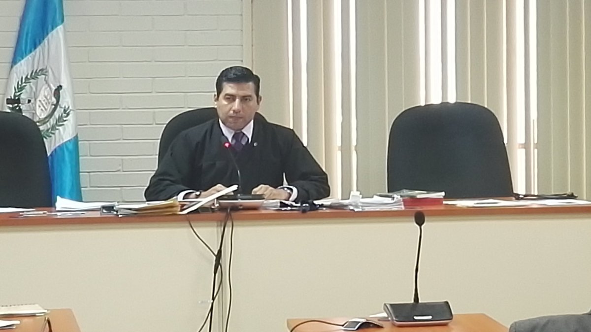 El juez Carlos Guerra se excusó de seguir a cargo del caso Hogar Seguro, en el que murieron más de 40 niñas en marzo último. (Foto Prensa Libre: Jerson Ramos)