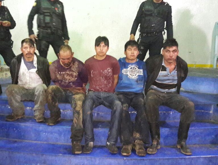 Cinco personas fueron aprehendidas en San Marcos por tala ilegal. (Foto Prensa Libre: PNC)