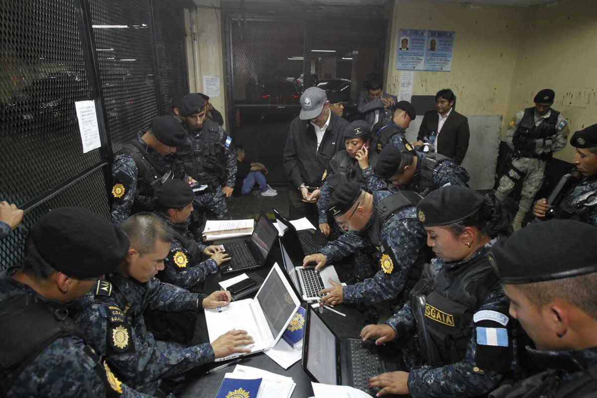 Las autoridades guatemaltecas buscan a 42 personas señaladas por el MP y Cicig por financiamiento electoral ilícito y lavado de dinero. (Foto Prensa Libre: Paulo Raquec)