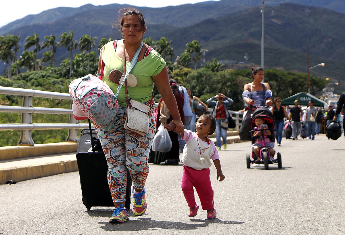 Unos venezolanos cruzan las fronteras colombianas para quedarse, otros para abastecerse de alimentos. (Foto Prensa Libre: EFE)